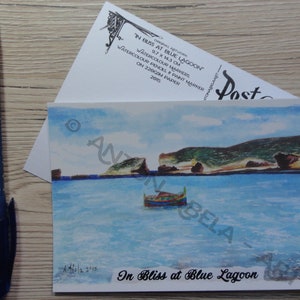 Postkarte, Kunstdruck, In Bliss bei blue Lagoon, Meereslandschaft, Maritime, Luzzu, traditionelle Fischerboot, Skizze, lokal, Malta Mixed-Media Kunstwerk