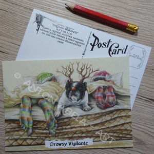 Postkarte, Kunstdruck, Drowsy Vigilante, Hund, Rentier Kostüm, Elfen, Figuren, schlafen, Weihnachten, Zeichnung Drucke, Mixed Media Kunstwerk