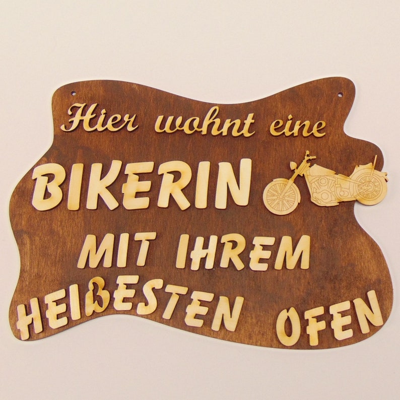 Geschenk für Motorradfahrer, Biker, Bikerin, lustiger Spruch, Hier wohnt ein Biker oder Hier wohnt eine Bikerin, Motorrad oder Chopper, Holz Bikerin Chopper