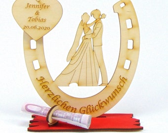 Geldgeschenk. Gutschein Halter, junges Brautpaar im Hufeisen, umarmend, Schleier, Personalisiert zur Hochzeit, Tischdekoration