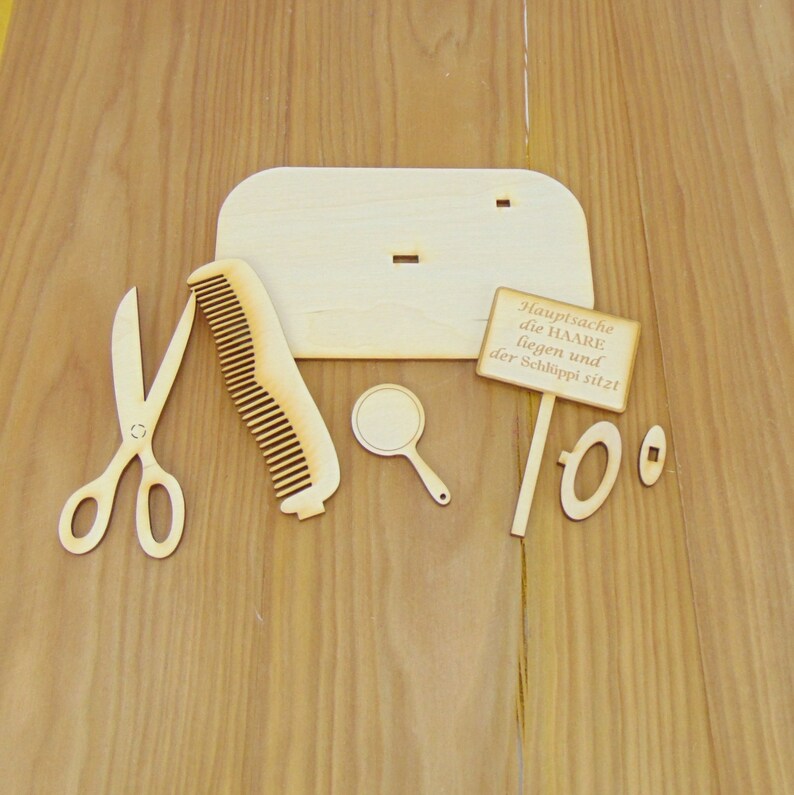 Puede incluir: Kit de artesan&iacute;a de madera para hacer un letrero de peluquer&iacute;a. El kit incluye un peine, tijeras, un espejo, un letrero que dice "Hauptsache die Haare liegen und der Schlippi sitzt" y una base de madera.