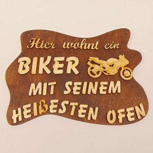 Geschenk für Motorradfahrer, Biker, Bikerin, lustiger Spruch, Hier wohnt ein Biker oder Hier wohnt eine Bikerin, Motorrad oder Chopper, Holz Biker Motorrad