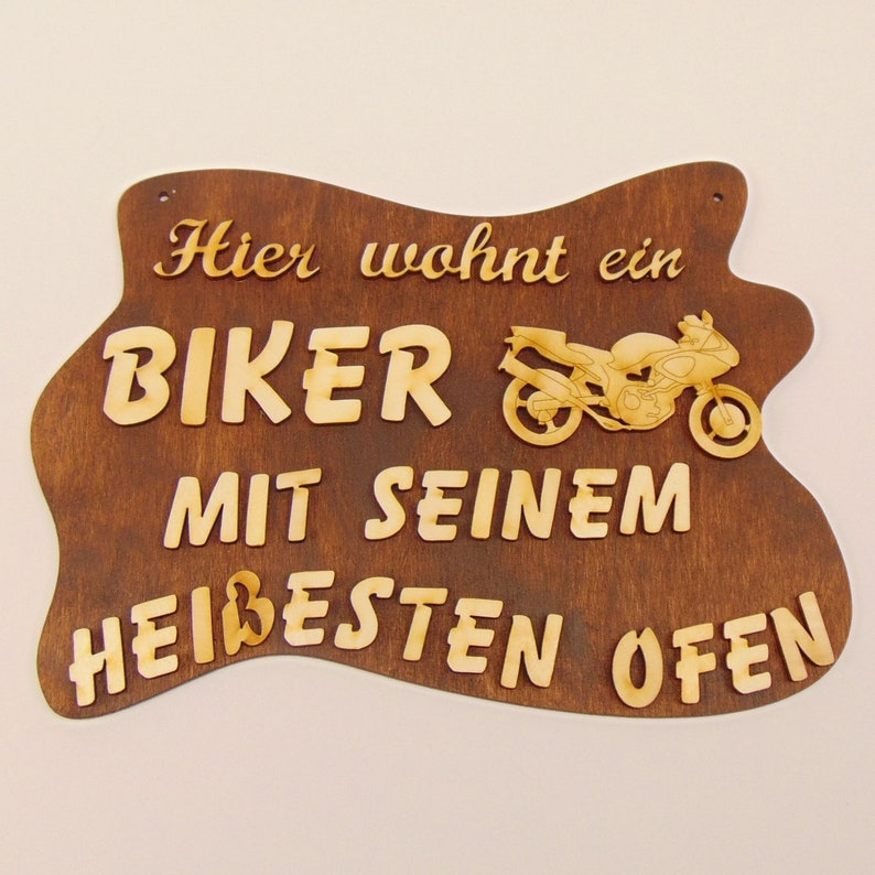 Geschenk für Motorradfahrer, Biker, Bikerin, lustiger Spruch, Hier wohnt ein Biker oder Hier wohnt eine Bikerin, Motorrad oder Chopper, Holz Biker Motorrad