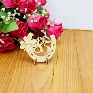 Geschenk zum 85 Geburtstag, Hufeisen und Kleeblatt, Glücksbringer 8 cm, Holzdeko, Blumenstrauß Anhänger, Wunschname, Tischdeko
