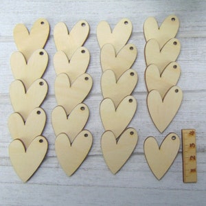 20 Moderne Herzen in 4 cm mit Loch, Dekoherz Streuherzen Tischdeko für Hochzeiten, Geburtstage, Holzherzen