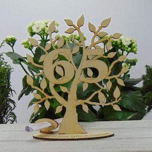 Geschenk zum 65 Geburtstag, Gutschein- und Geldgeschenk Lebensbaum Zahl 65, mit graviertem Fuß - Herzlichen Glückwunsch, 16 cm