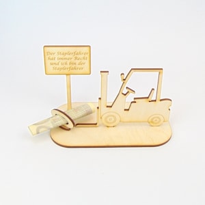 Könnte beinhalten: Holz-Gabelstapler-Geldhalter mit einem Schild mit der Aufschrift "Der Staplerfahrer hat immer Recht und ich bin der Staplerfahrer".
