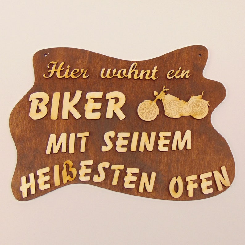 Geschenk für Motorradfahrer, Biker, Bikerin, lustiger Spruch, Hier wohnt ein Biker oder Hier wohnt eine Bikerin, Motorrad oder Chopper, Holz Biker Chopper