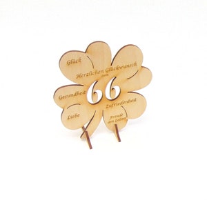 Kleeblatt zum 66. Geburtstag  11 cm , als Glücksbringer zum Verschenken mit eingravierten Glückwünschen