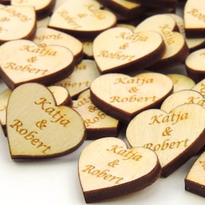 Herzen 2 cm Gravur Namen des Brautpaares Holz