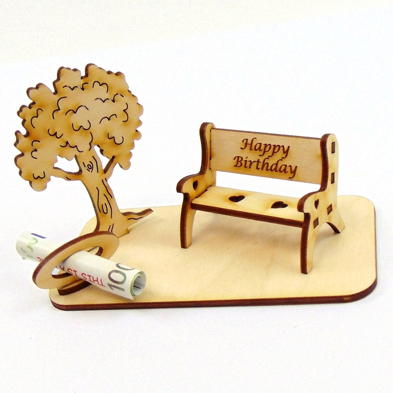 Geschenk zum Geburtstag Happy Birthday Große Bank mit Schild ,Leben ist zu kurz für irgendwann, Geld, Kleine Gartenbank mit Baum Kl Bank Happy Birth.