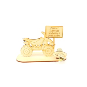 Könnte beinhalten: Holzschnitt eines Quads mit einem Schild, auf dem "Kleiner Zuschuss und allzeit gute Fahrt" steht. Ein zusammengerollter Geldschein ist in die Seite des Quads gesteckt.