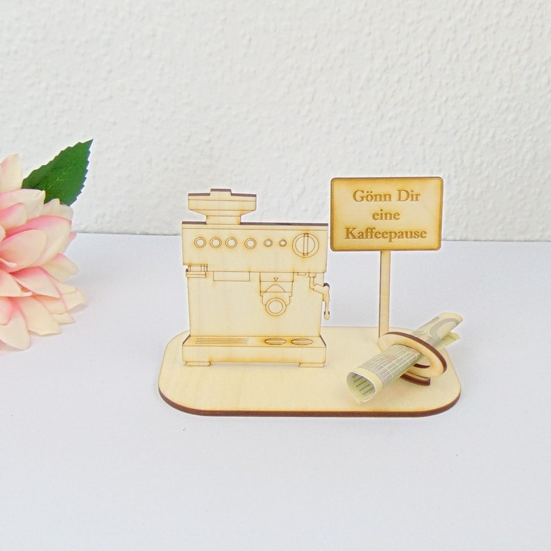 Pu&ograve; includere: Modello di macchina per caff&egrave; espresso in legno chiaro con un cartello che recita "G&ouml;nn Dir eine Kaffeepause". Il modello include una tazza di caff&egrave;. Il design &egrave; dettagliato e adatto agli amanti del caff&egrave;.