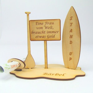 Geldgeschenk Stand Up Brett mit Paddel und Spruchschild aus Holz Personalisiert zum Geburtstag Geschenk mit Namensgravur Eine Frau von Welt