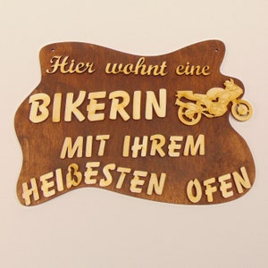 Geschenk für Motorradfahrer, Biker, Bikerin, lustiger Spruch, Hier wohnt ein Biker oder Hier wohnt eine Bikerin, Motorrad oder Chopper, Holz Bikerin Motorrad