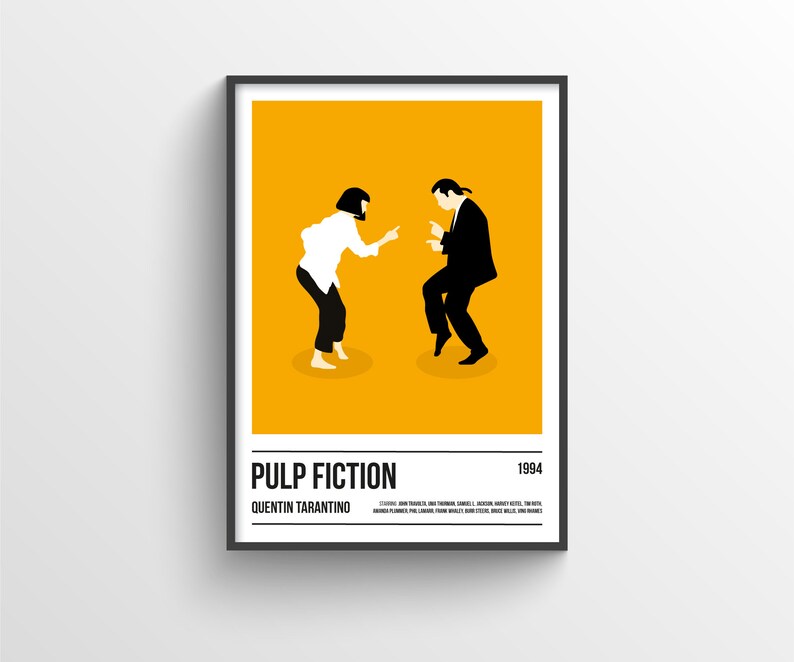 K&ouml;nnte beinhalten: Ein gerahmtes Poster mit einer minimalistischen Illustration von zwei tanzenden Figuren vor einem gelben Hintergrund. Das Poster tr&auml;gt die Aufschrift "PULP FICTION" mit "QUENTIN TARANTINO" darunter und das Jahr "1994". Die Figuren sind in Schwarz und Wei&szlig;.
