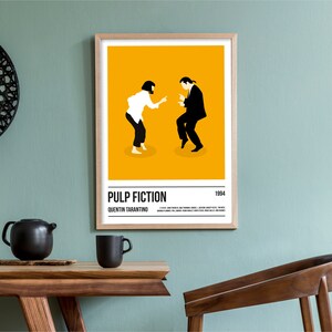 K&ouml;nnte beinhalten: Gerahmtes Poster mit einer minimalistischen Illustration aus dem Film "Pulp Fiction". Das Kunstwerk zeigt zwei Figuren in Schwarz und Wei&szlig; auf gelbem Hintergrund. Das Poster enth&auml;lt den Filmtitel, den Namen des Regisseurs und das Jahr 1994.