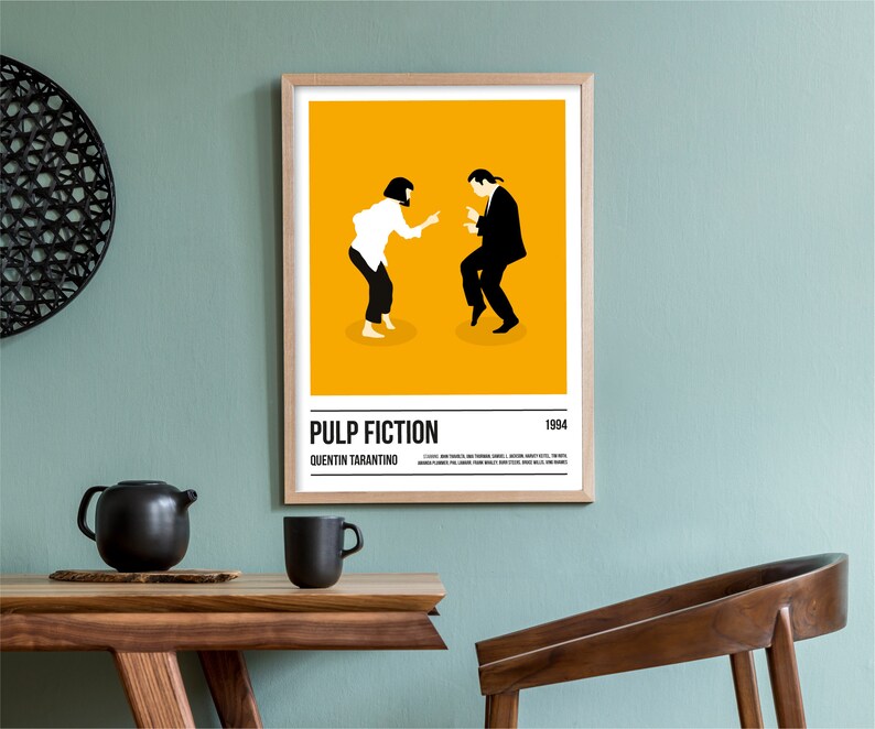 K&ouml;nnte beinhalten: Gerahmtes Poster mit einer minimalistischen Illustration aus dem Film "Pulp Fiction". Das Kunstwerk zeigt zwei Figuren in Schwarz und Wei&szlig; auf gelbem Hintergrund. Das Poster enth&auml;lt den Filmtitel, den Namen des Regisseurs und das Jahr 1994.