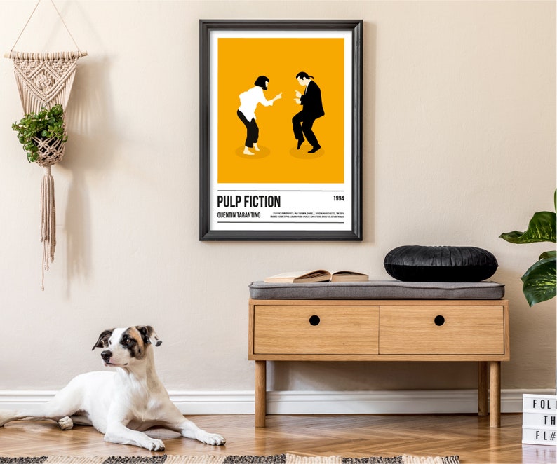 K&ouml;nnte beinhalten: Ein gerahmtes Poster mit einem minimalistischen Design aus dem Film "Pulp Fiction", mit Titel und Name des Regisseurs. Das Poster zeigt zwei Figuren, die vor einem gelben Hintergrund tanzen. Das Poster h&auml;ngt an einer beigen Wand &uuml;ber einer Holzbank.