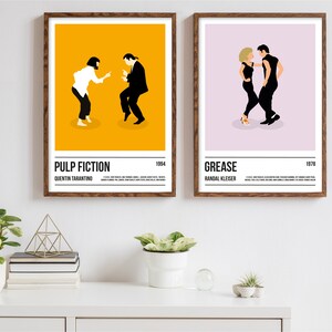 K&ouml;nnte beinhalten: Zwei gerahmte Filmplakate, "Pulp Fiction" und "Grease", werden gezeigt. Das "Pulp Fiction" Poster hat einen gelben Hintergrund mit zwei Figuren. Das "Grease" Poster hat einen lila Hintergrund mit zwei Figuren. Beide Poster haben Text unten.