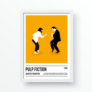K&ouml;nnte beinhalten: Gerahmtes Poster mit einer minimalistischen Illustration einer Szene aus dem Film "Pulp Fiction". Das Kunstwerk zeigt zwei Figuren in Schwarz und Wei&szlig; vor einem leuchtend gelben Hintergrund. Titel und Regisseur sind darunter gedruckt.