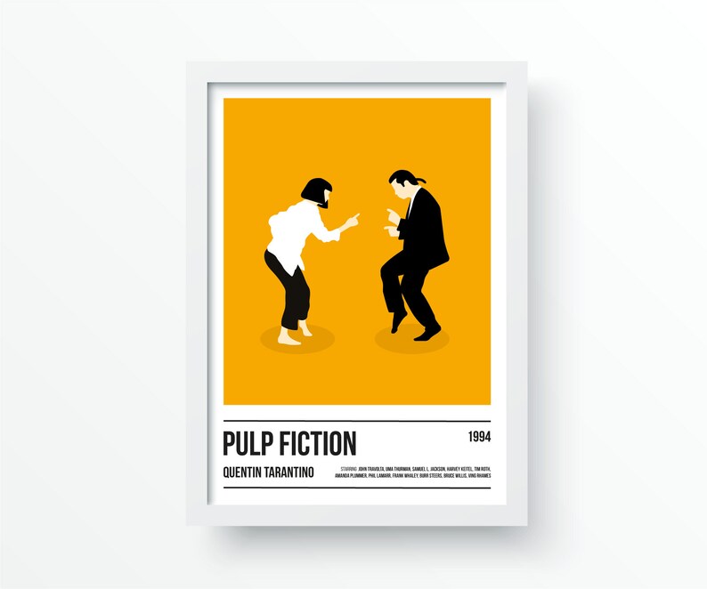 K&ouml;nnte beinhalten: Gerahmtes Poster mit einer minimalistischen Illustration einer Szene aus dem Film "Pulp Fiction". Das Kunstwerk zeigt zwei Figuren in Schwarz und Wei&szlig; vor einem leuchtend gelben Hintergrund. Titel und Regisseur sind darunter gedruckt.