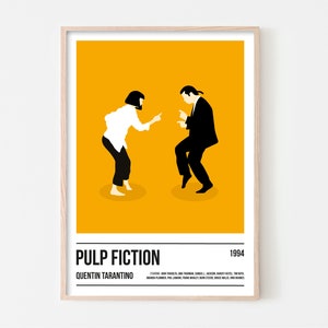 K&ouml;nnte beinhalten: Ein gerahmtes Poster mit einer minimalistischen Illustration von zwei tanzenden Figuren vor einem gelben Hintergrund. Das Poster enth&auml;lt den Text "PULP FICTION", den Namen "QUENTIN TARANTINO" und das Jahr "1994". Die Figuren sind in Schwarz und Wei&szlig;.