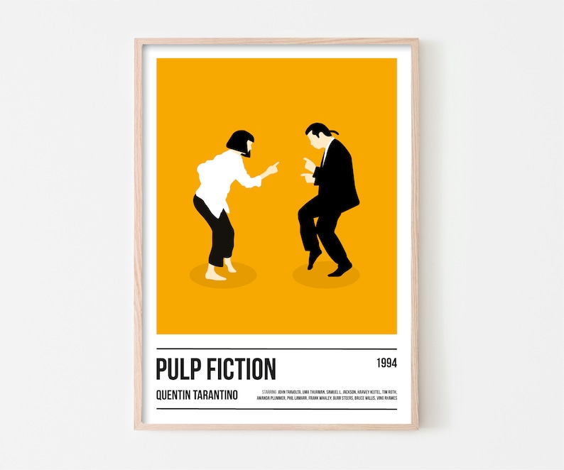 K&ouml;nnte beinhalten: Ein gerahmtes Poster mit einer minimalistischen Illustration von zwei tanzenden Figuren vor einem gelben Hintergrund. Das Poster enth&auml;lt den Text "PULP FICTION", den Namen "QUENTIN TARANTINO" und das Jahr "1994". Die Figuren sind in Schwarz und Wei&szlig;.