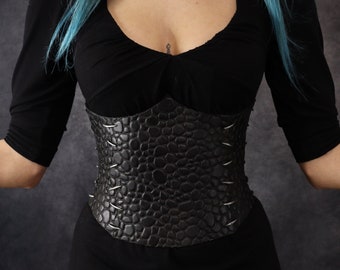 corsetto nero Dragon Leather realizzato con EVA Foam. Con il suo effetto scala è perfetto per cosplay, larp o costumi dark fantasy.