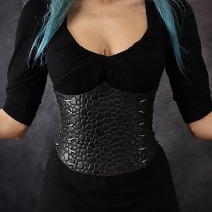 corsetto nero Dragon Leather realizzato con EVA Foam. Con il suo effetto scala è perfetto per cosplay, larp o costumi dark fantasy.