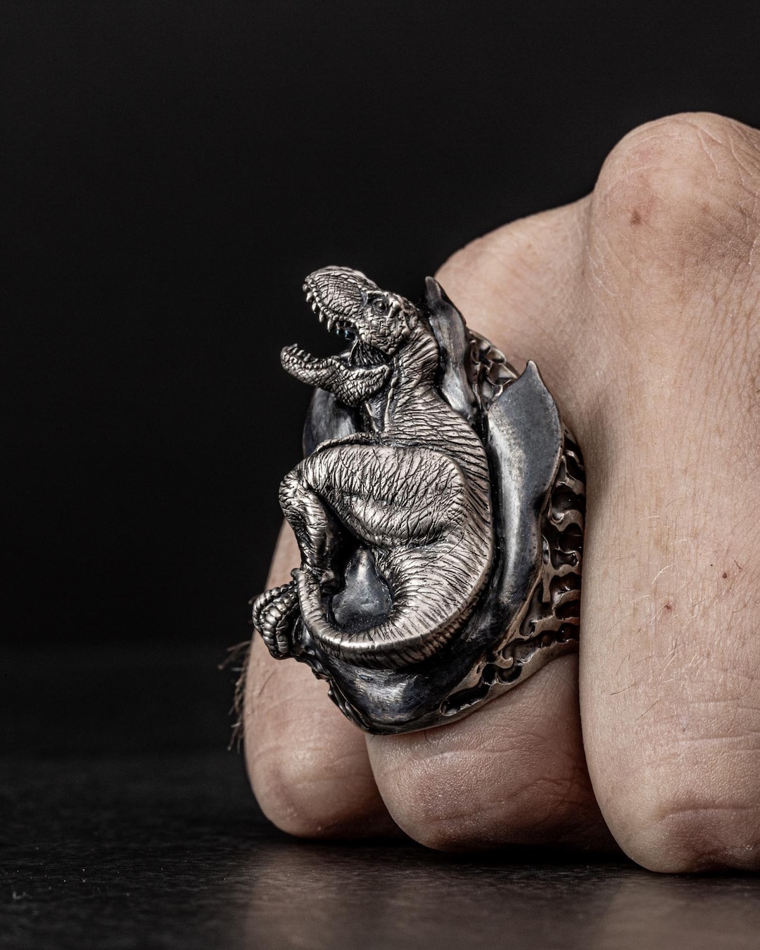 恐王の籠手 / Gauntlets of Tyrannical Rex CF ② JPN】【Rainbow Foil】[野人] 恐王の籠手 / Gauntlets of