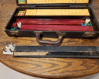 Vintage Mah Jong Set Butterscotch Bakelite Tiles & 4 Bakelite Racks
