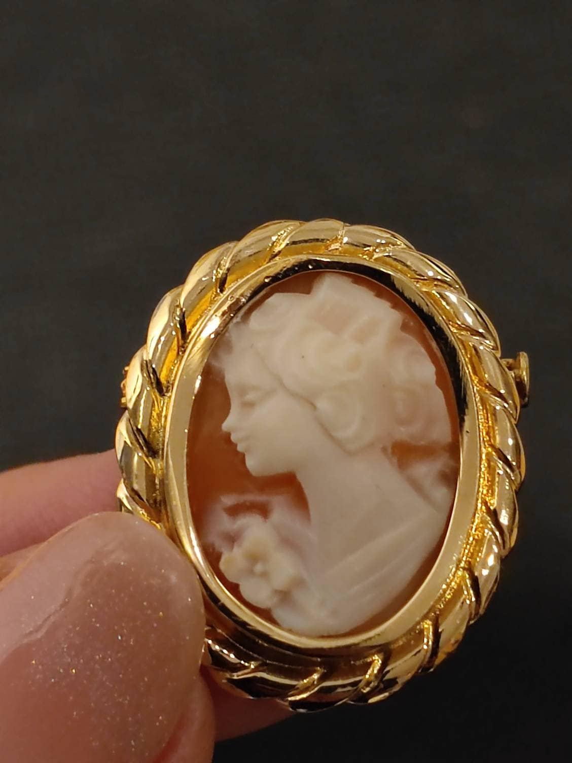 Beau Collier Chaîne pendentif couleur or camée scène galante bijou vintage 1621