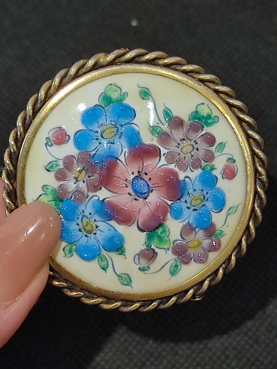 Broche Ancienne émaillée NORMANDIE Hauteur 2.5cm - Occasion, Bijou Régional Français En Alliage Doré