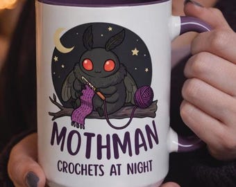 Mothman crochets la nuit, 15 oz | Tasse à café Cryptid au crochet, mug sur le thème du crochet
