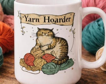 Tasse médiévale Cat Yarn Hoarder 15 oz, tasse amateur de fil, cadeau pour crocheteur, cadeau tricot, tasse d'artiste en fibre, cadeau drôle au crochet, tasse chat derpy