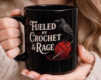 Mug Fueled by Crochet & Rage - Cadeau amusant pour les crocheteurs (15 oz)
