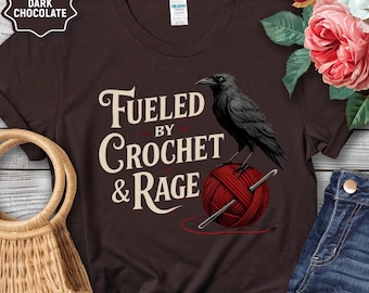 T-shirt Fueled by Crochet & Rage : vêtements amusants pour les amateurs de crochet