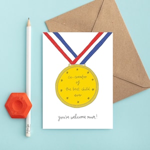 Carte drôle de fête des mères | Médaille du co-créateur | Bienvenue, maman | Carte de voeux humoristique pour maman | meilleur enfant de tous les temps | Carte d'anniversaire de maman
