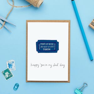 Carte drôle de fête des pères | carte papa jeton bière et chips | Heureuse fête de mon père | Carte humoristique sur le thème du pub pour papa ou beau-père