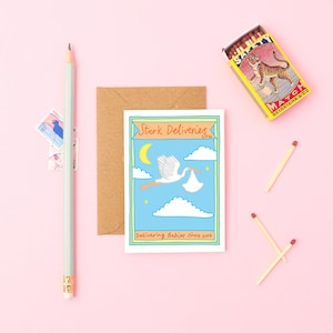 Carte bébé excentrique | illustration de cigogne | Carte de voeux avec livraison spéciale | Carte Bienvenue dans le monde | Mini carte A7 pour nouveau-né mignonne