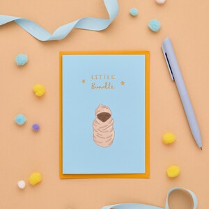Nouvelle carte bébé garçon | Dessin dessiné à la main « Petit lot » | doux bébé emballé | Carte originale pour nouveau-né | Jolie carte de voeux pour un nouvel arrivage