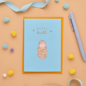 Nouvelle carte bébé garçon | Dessin dessiné à la main « Petit lot » | doux bébé emballé | Carte originale pour nouveau-né | Jolie carte de voeux pour un nouvel arrivage