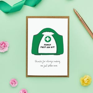 Dolce biglietto per la festa della mamma / Illustrazione del kit di pronto soccorso / Mi fai sentire meglio mamma / Regalo premuroso per la mamma / Biglietto di compleanno sentito per la mamma
