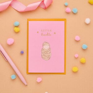 nouvelle carte bébé fille | Dessin dessiné à la main « Petit lot » | doux bébé emballé | Carte originale pour nouveau-né | Jolie carte de voeux pour un nouvel arrivage