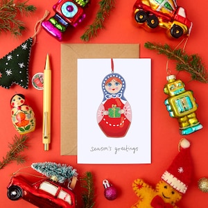 Rosyjska lalka świąteczna | Vintage Xmas Card | Retro świąteczne pozdrowienia | Kiczowaty projekt świąteczny | Świąteczna karta matrioszka