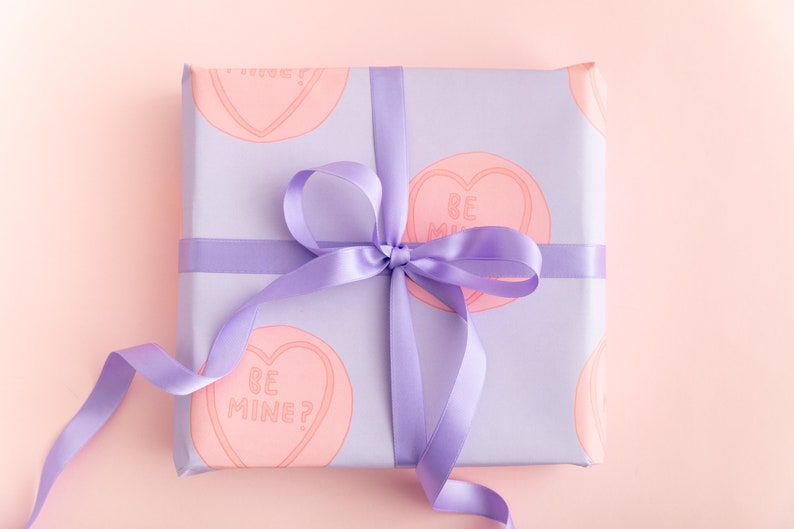 Omslagspapper med kärlekshjärtan - omslagspapper för alla hjärtans dag - presentpapper med kärlekstema - presentpapper för årsdagar - var min - kärlekshjärtan bild 2