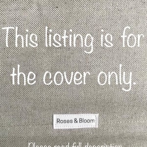 Pu&ograve; includere: Un primo piano di un tessuto di tela beige con testo bianco che dice "This listing is for the cover only." Un'etichetta bianca con testo nero che dice "Roses & Bloom" &egrave; visibile sotto il testo. Il testo sotto l'etichetta dice "Please read full description in item details section."