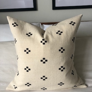 Funda de almohada marfil y negra, cojín tejido a mano, cojines negros y beige, funda de almohada estampada, decoración ecléctica del hogar, estampado geométrico