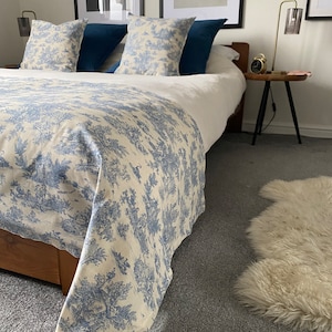 Blauwe handdoekdeken, Frans vintage beddengoed, boerderijlinnen, toile du jouy, bedloper, bedsjaal